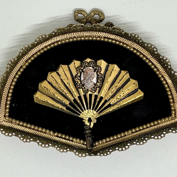 Vintage cameo decor fans - Picture 3 of 9